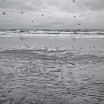 雨中海边